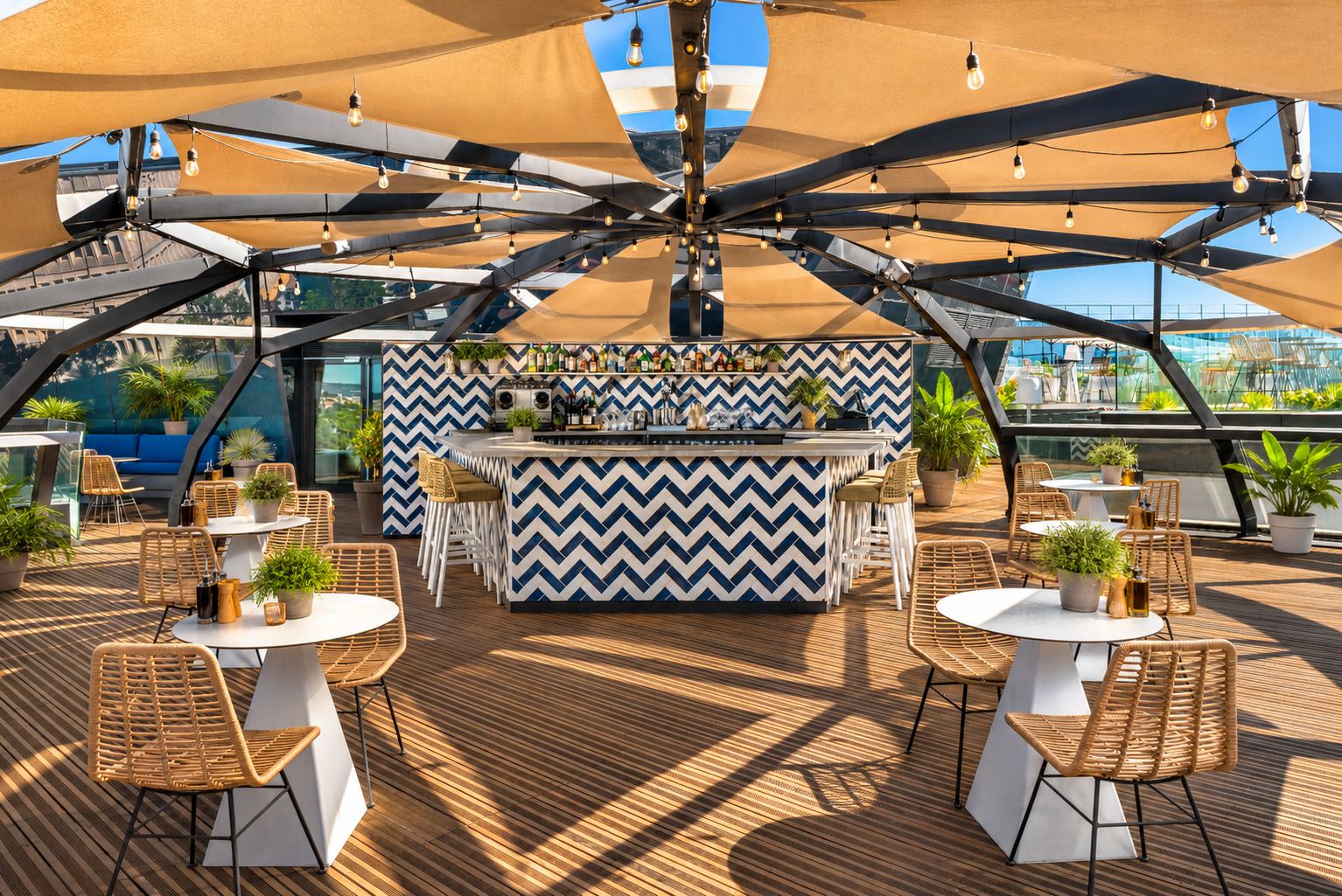 Rooftop aménagé avec espace de réception au Sheraton Nice
