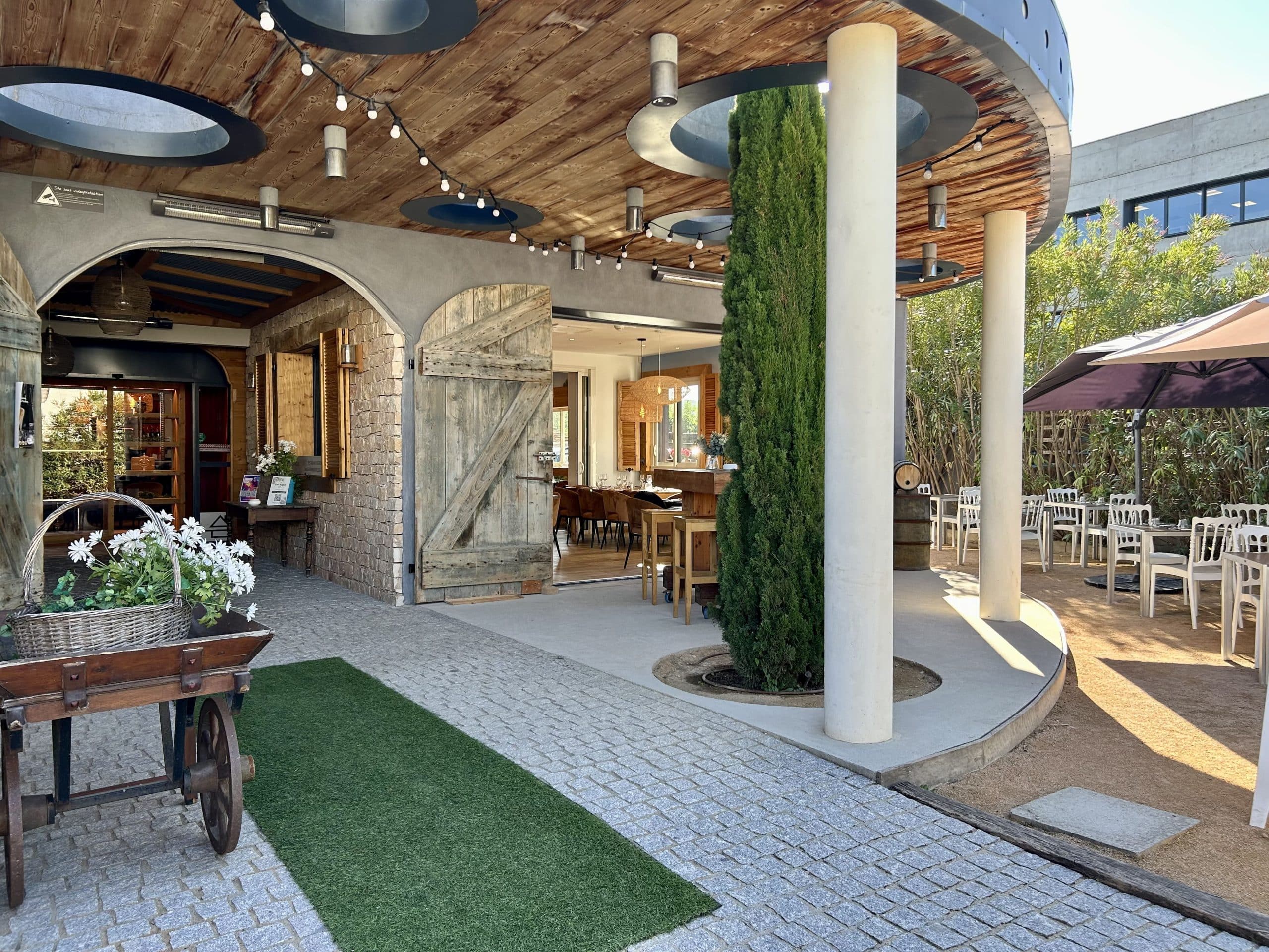 Entrée de restaurant avec une terrasse accueillante et un décor extérieur charmant de La Baraque d'Olivier.