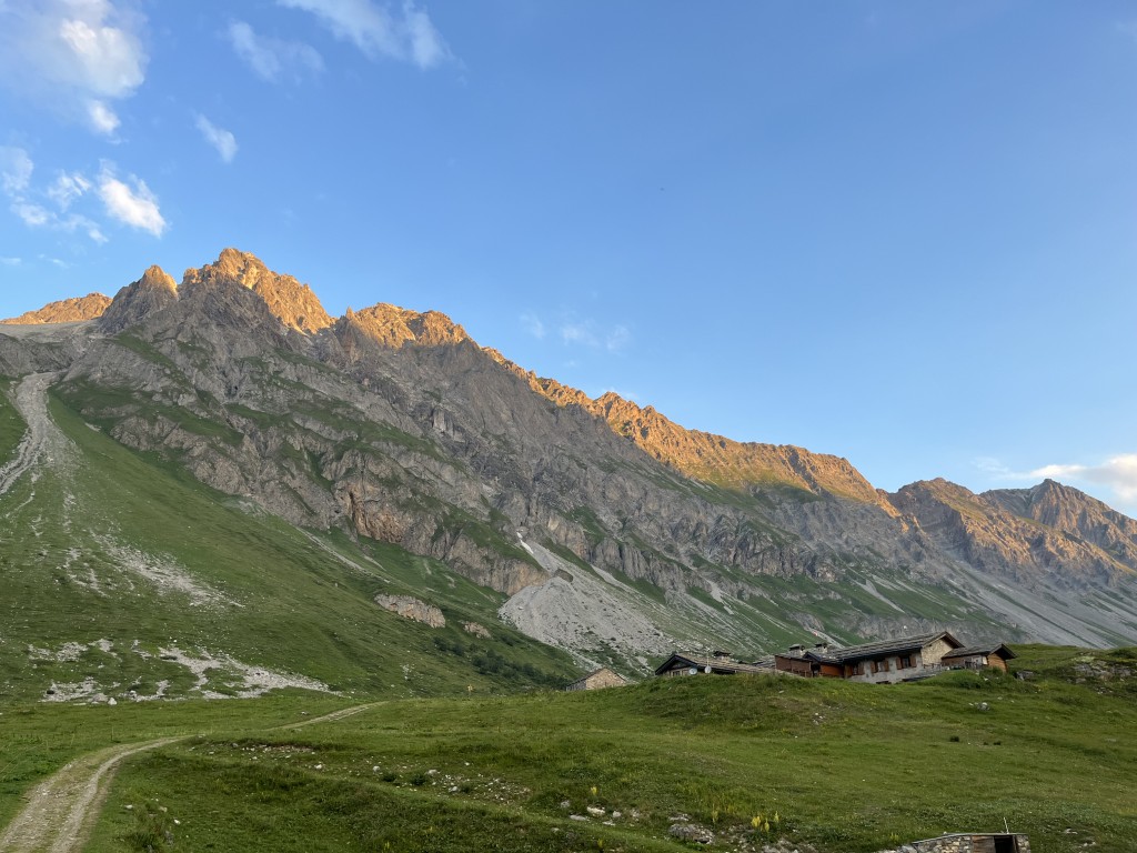 Vue sur les reliefs alpins entourant le Refuge du Roc à l’approche de sa réouverture.