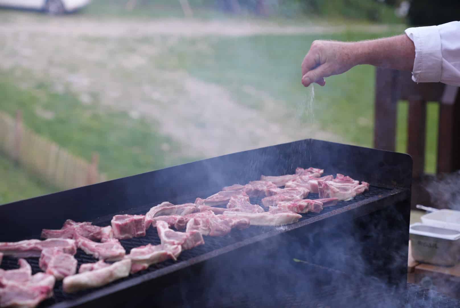 À La Rioule, profitez d’un moment convivial autour d’un barbecue savoureux, où la qualité des produits et l’authenticité sont à l’honneur.