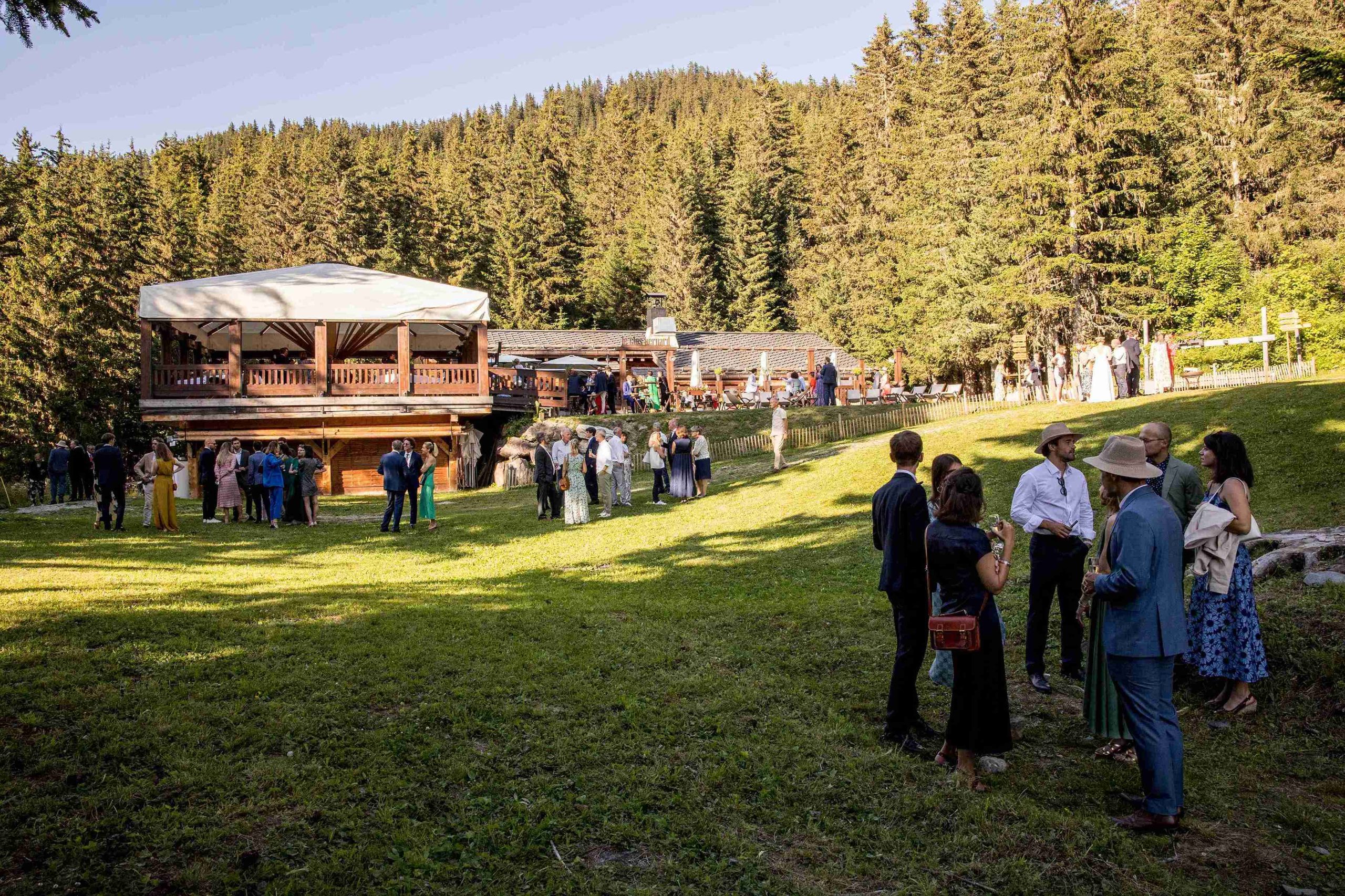 Un moment de convivialité en forêt pour un événement professionnel au Clos Bernard