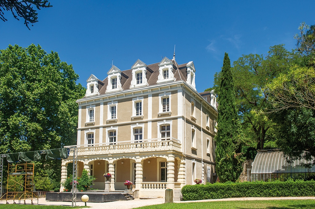 Le Château Laval propose un cadre élégant avec salle offerte pour l&rsquo;organisation de séminaires et réunions professionnelles.