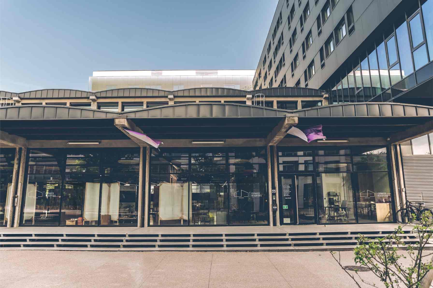 Façade de La Fabrique Espaces Réceptifs avec entrée vitrée