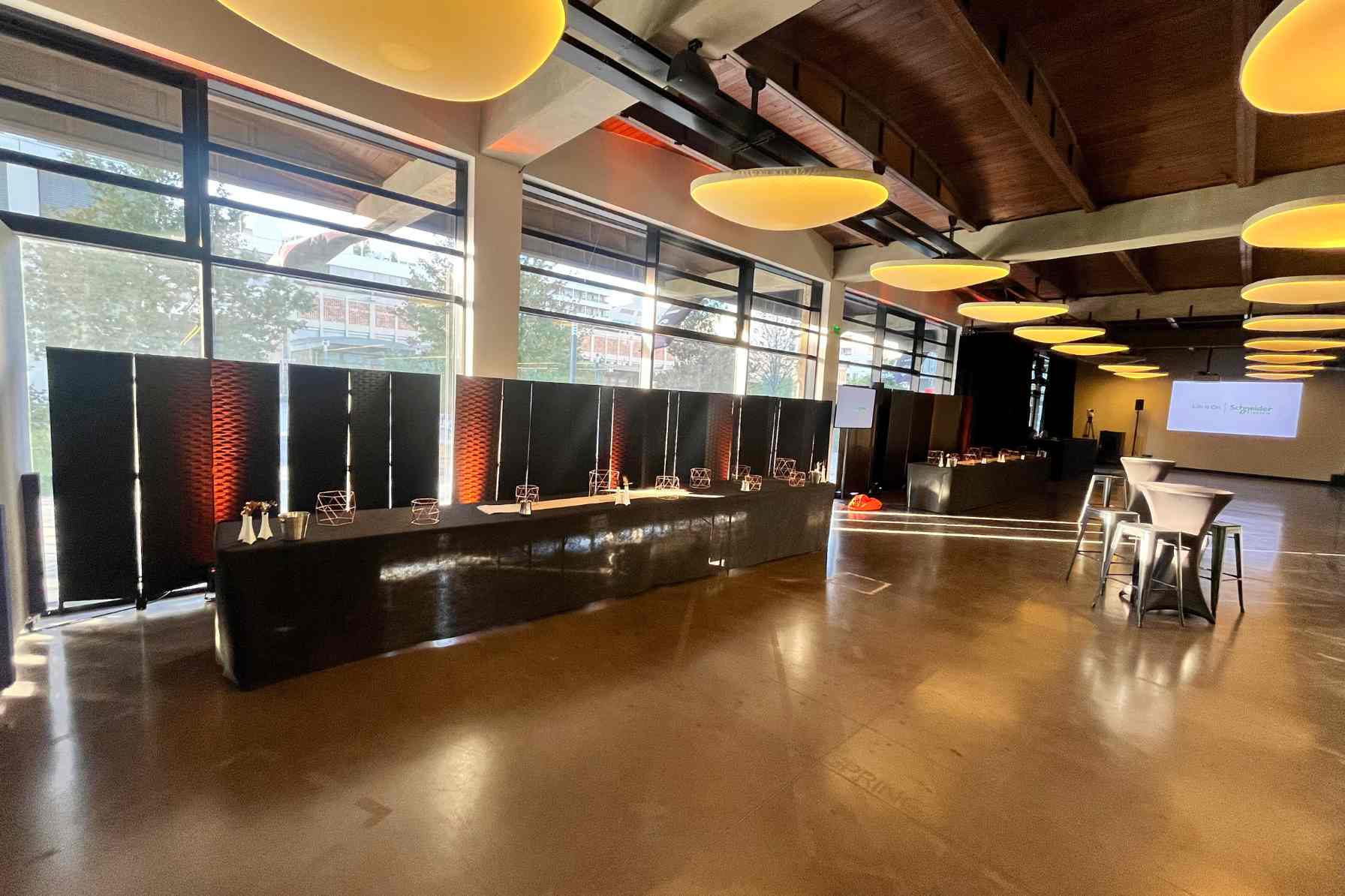 Bar de La Fabrique Espaces Réceptifs avec grandes baies vitrées