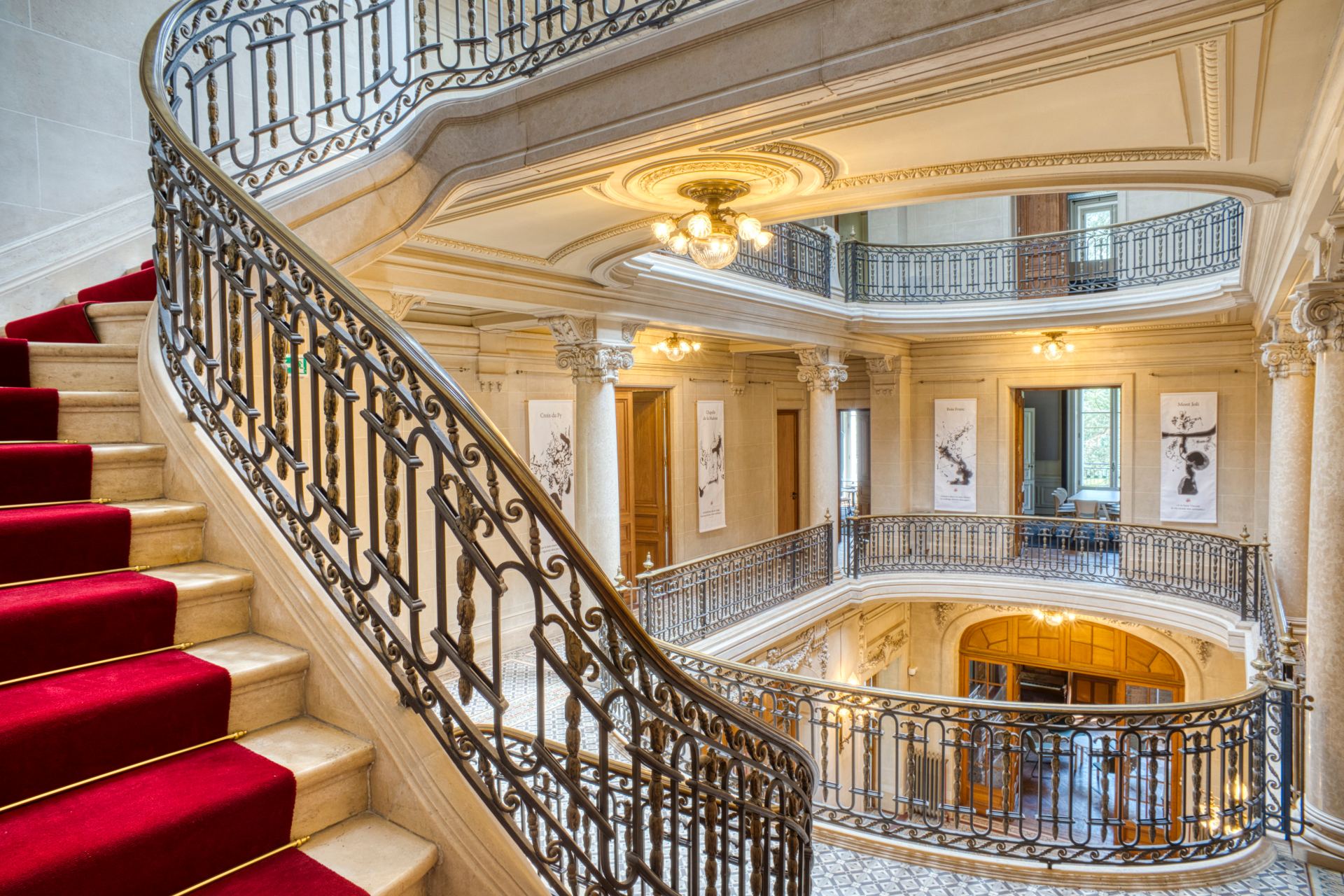 L’escalier monumental, symbole du savoir-faire artisanal du début du XXe siècle.