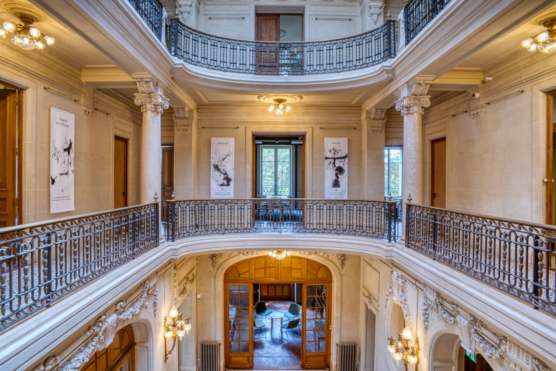 Hall central de la Maison Vermorel à Villefranche-sur-Saône