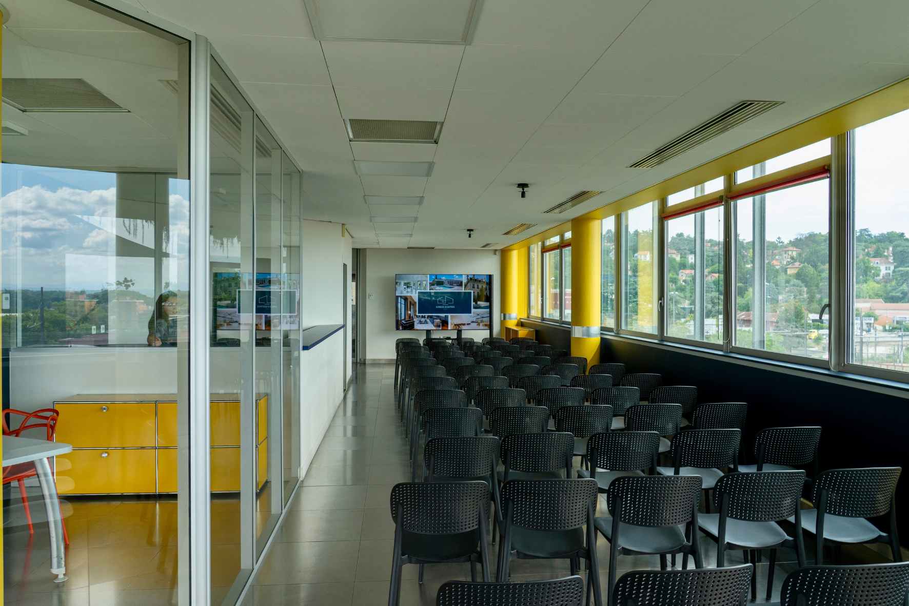 Salle de conférence du Belvédère avec rangées de sièges
