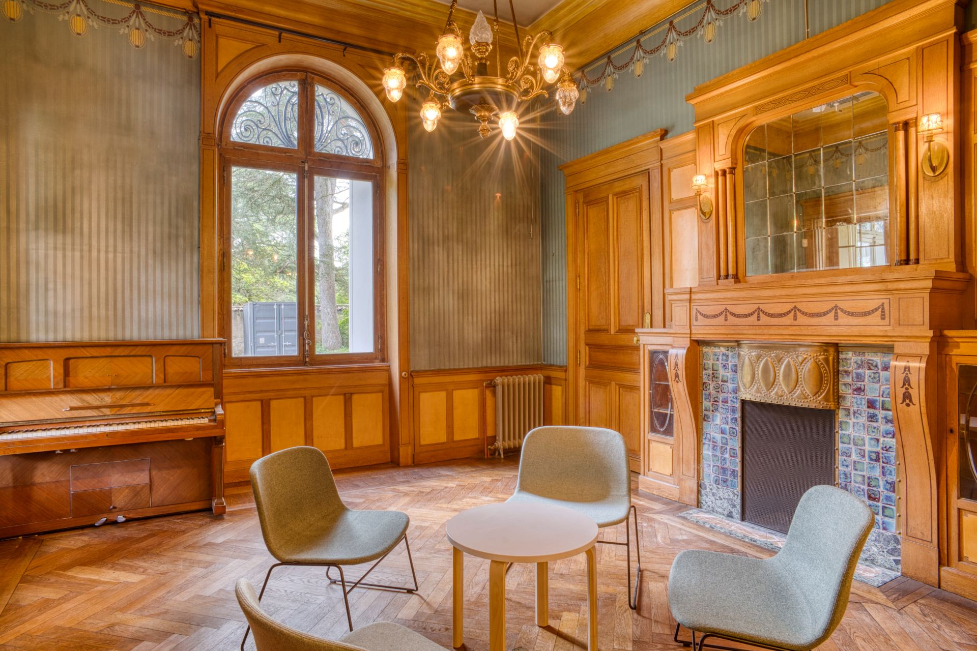 Salle de réunion contemporaine de la Maison Vermorel