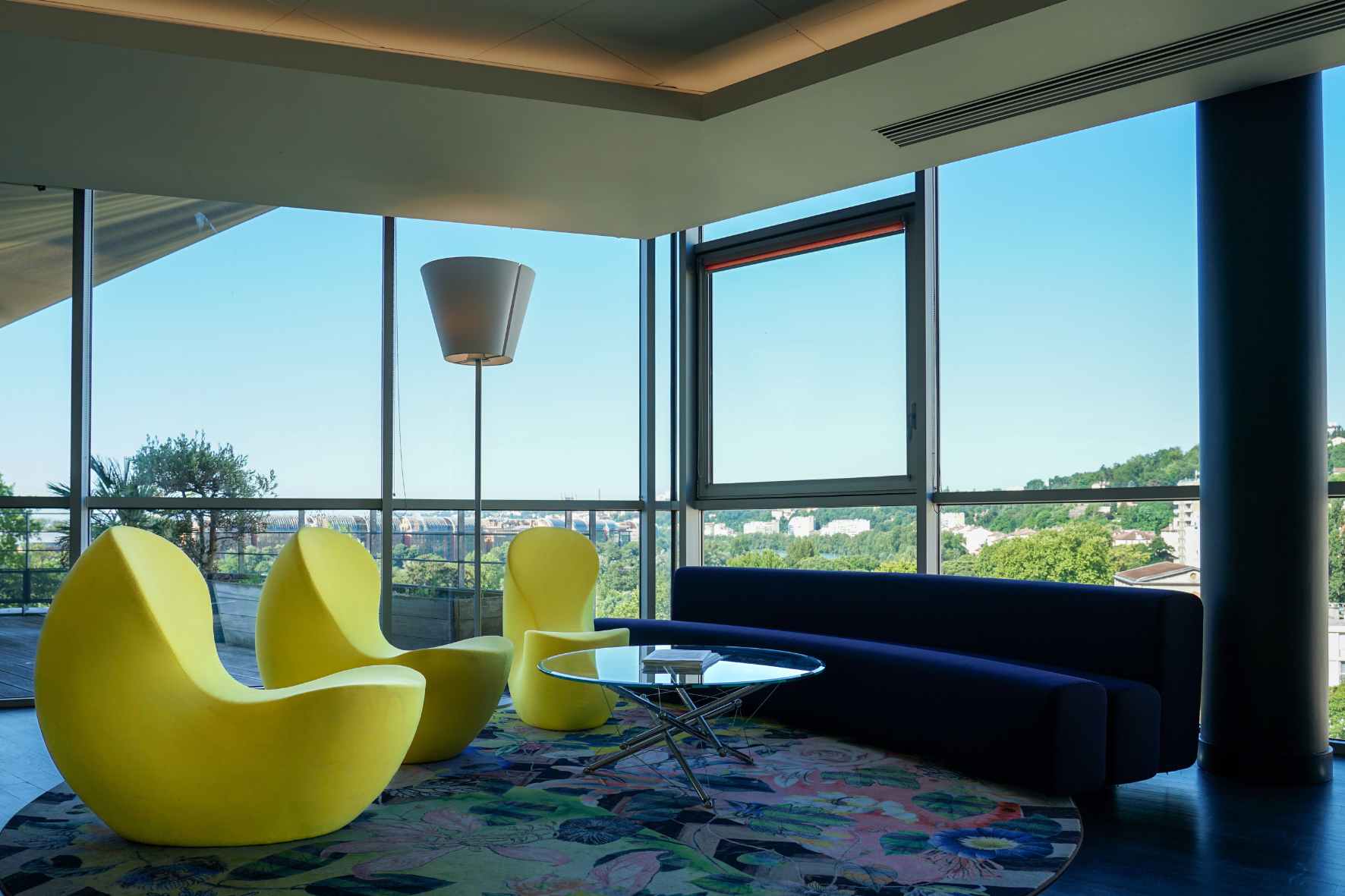 Salon vitré du Belvédère avec mobilier coloré