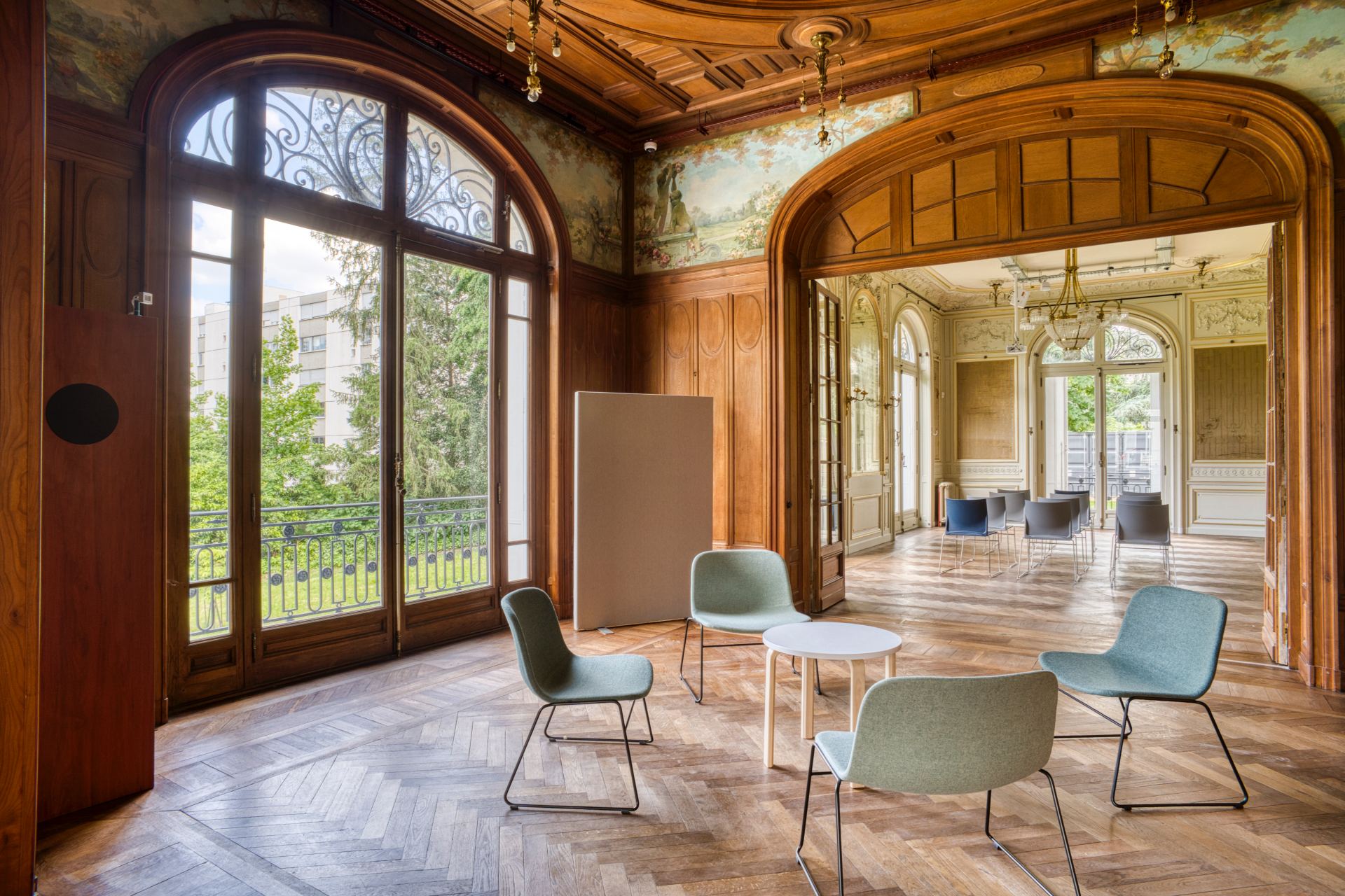Salon lumineux de la Maison Vermorel à Villefranche-sur-Saône