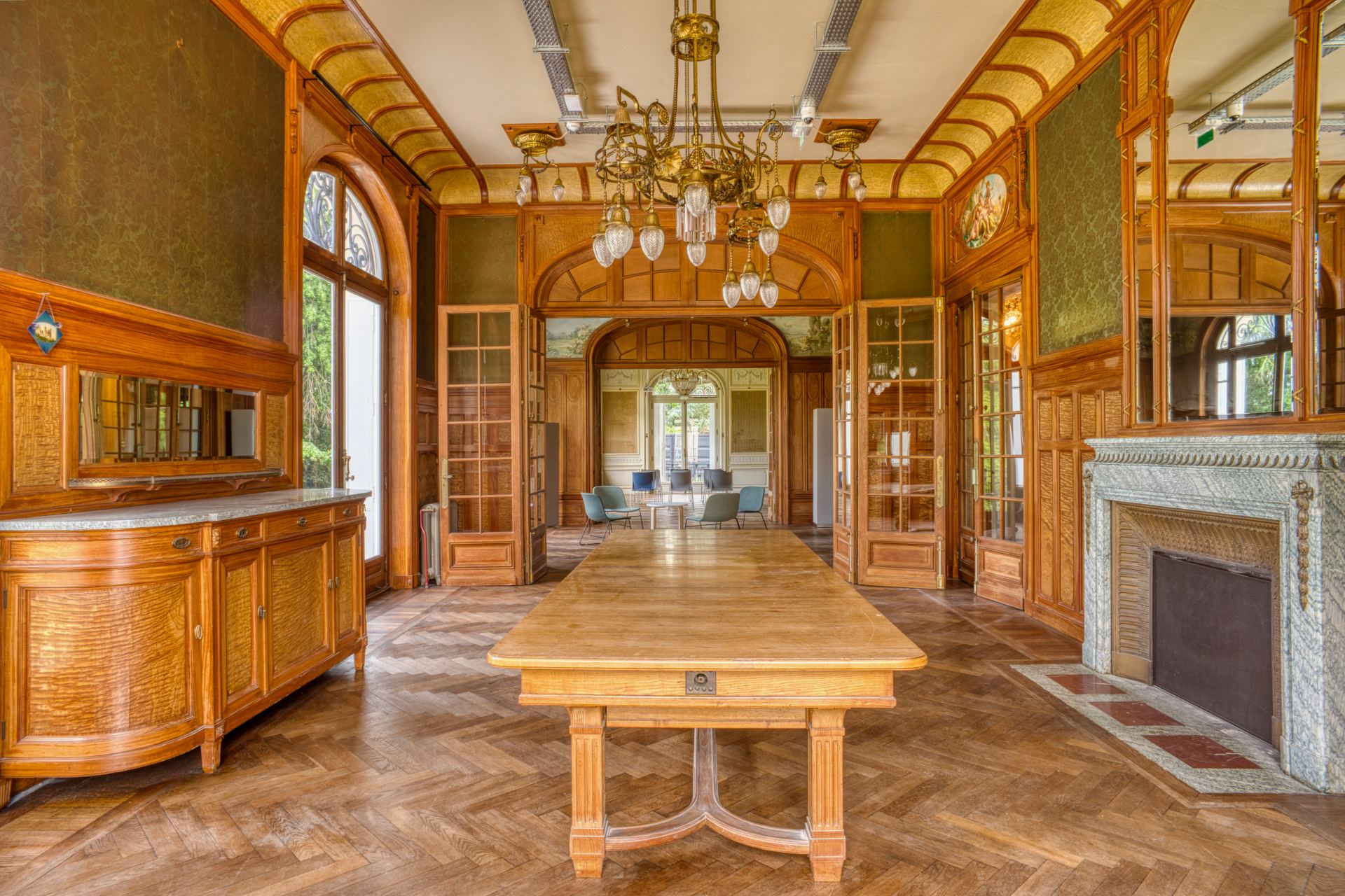 Salle lumineuse de la Maison Vermorel à Villefranche-sur-Saône