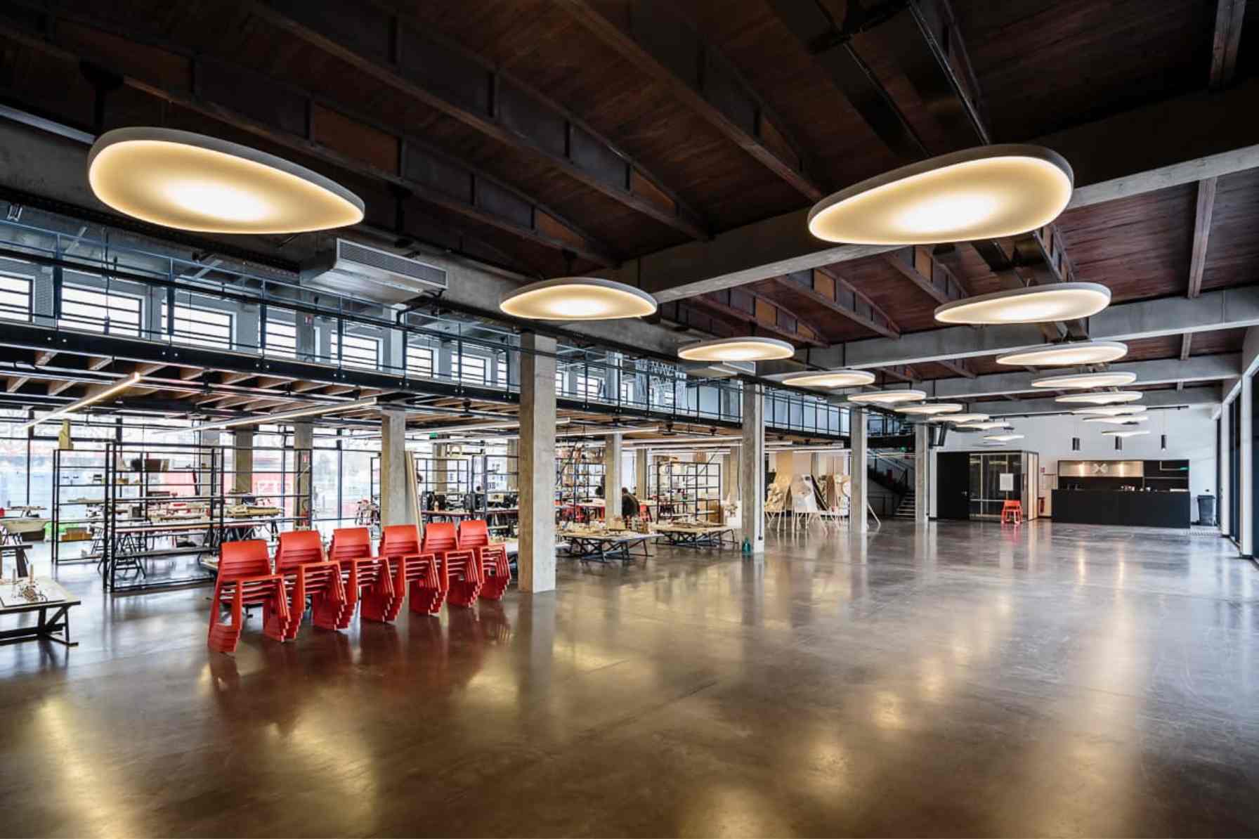 Salle de La Fabrique en configuration plénière avec chaises rouges