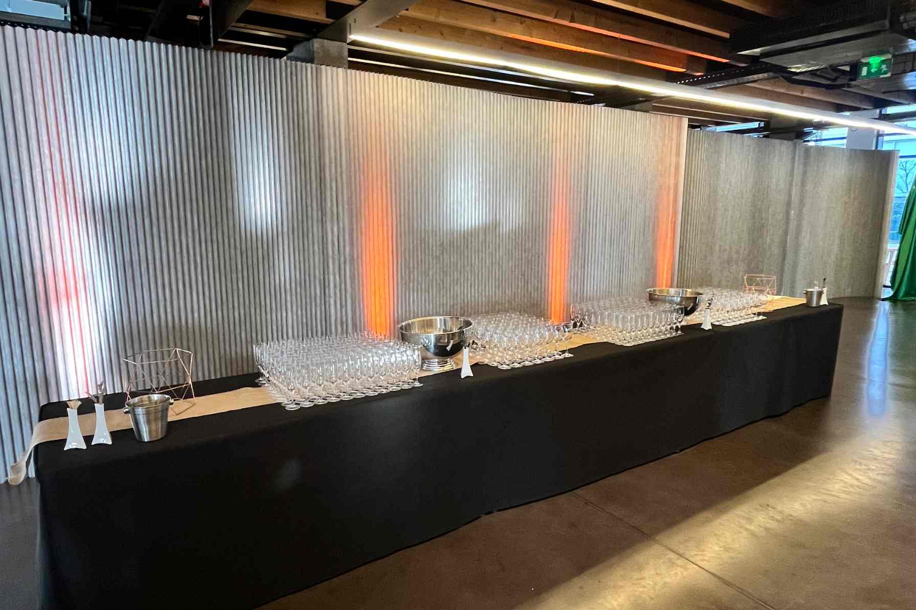 Comptoir d’accueil de La Fabrique avec éclairage orange