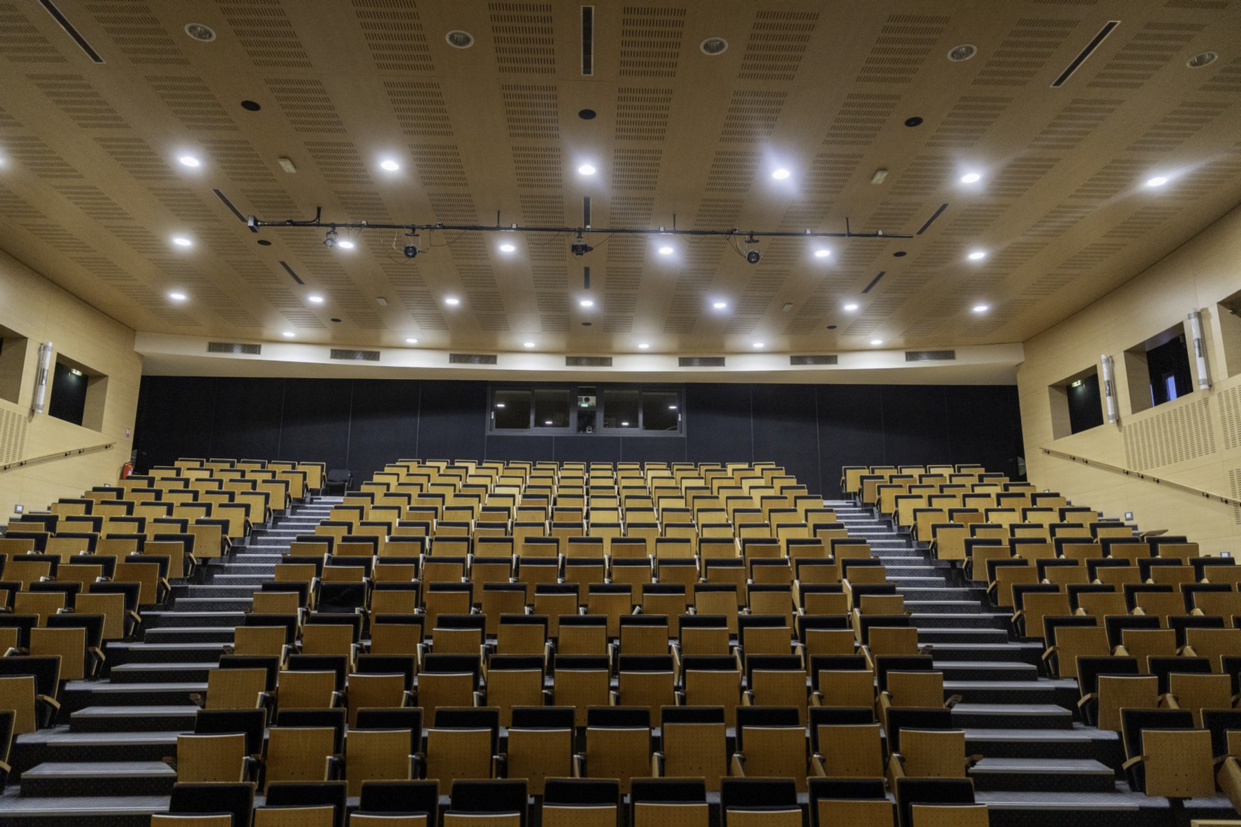 Grand amphithéâtre équipé pour conférences et séminaires à Clermont-Ferrand
