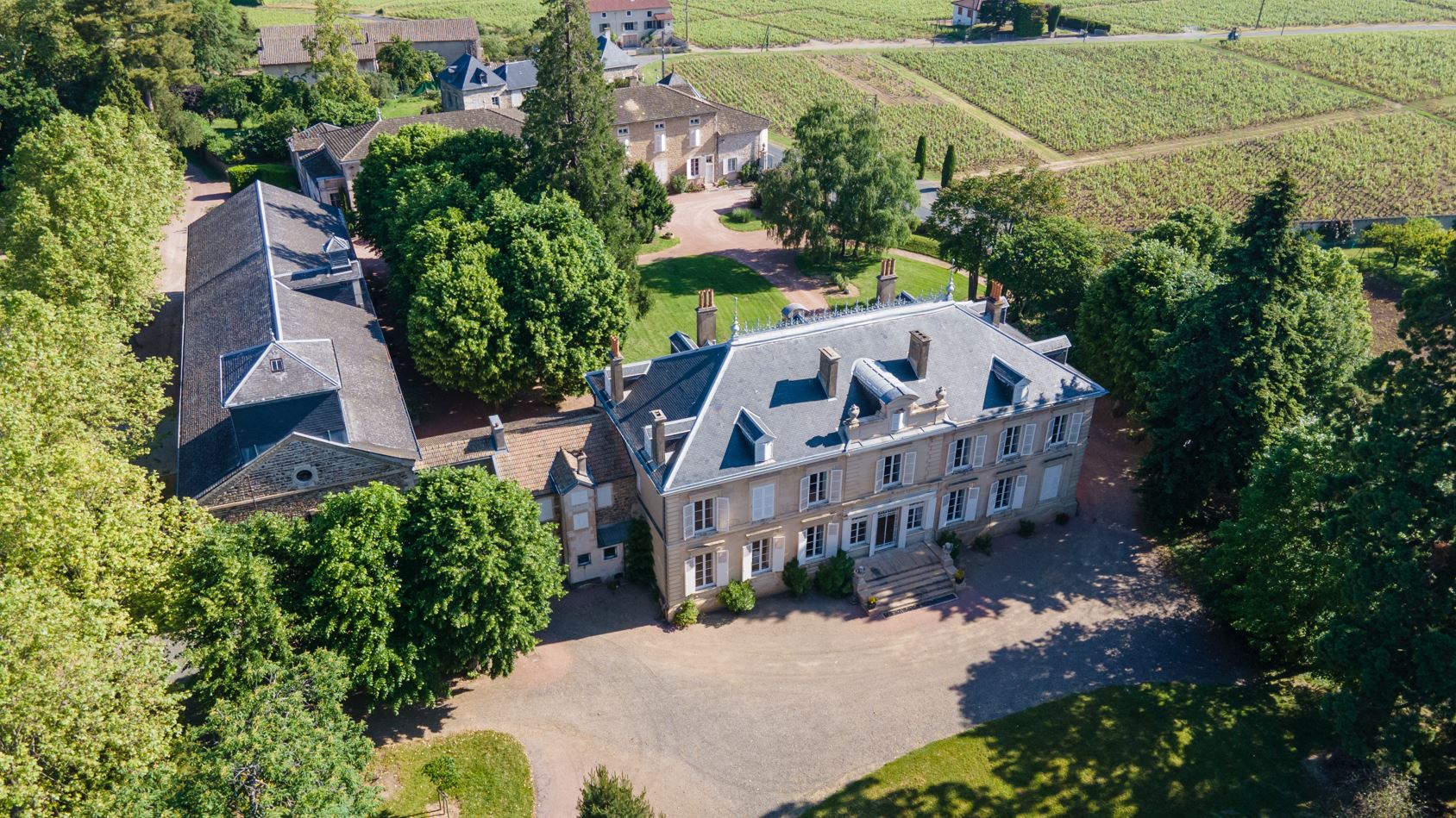 vue aerienne domaine chateau ravatys beaujolais