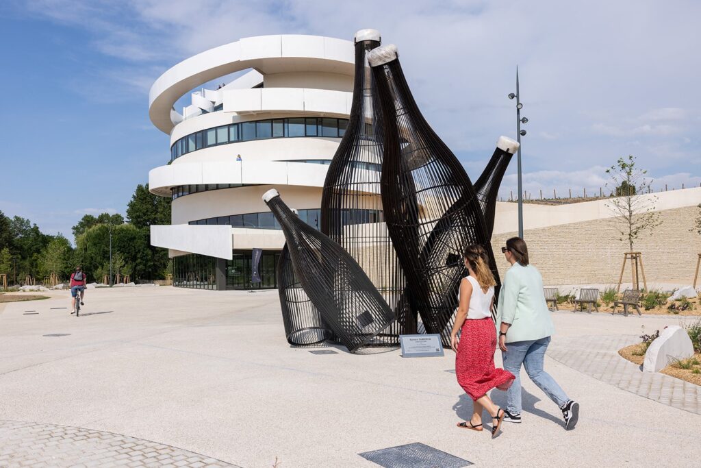 L’architecture emblématique de la Cité des Climats & vins de Bourgogne.