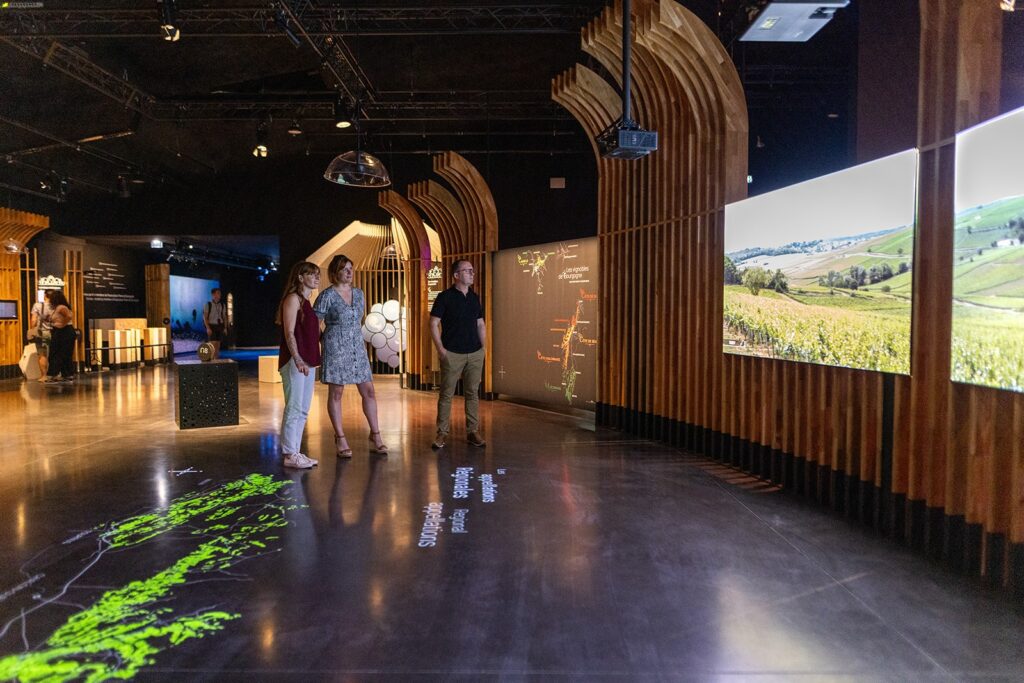 : Un espace muséographique immersif consacré aux climats et aux vins de Bourgogne.