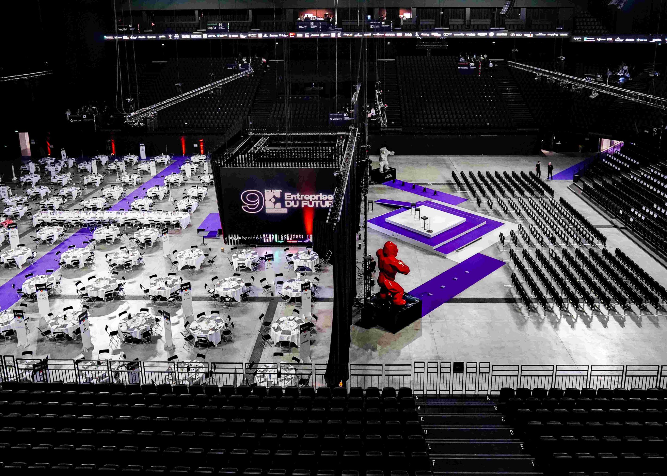 Dîner assis et configuration scénique à la LDLC Arena