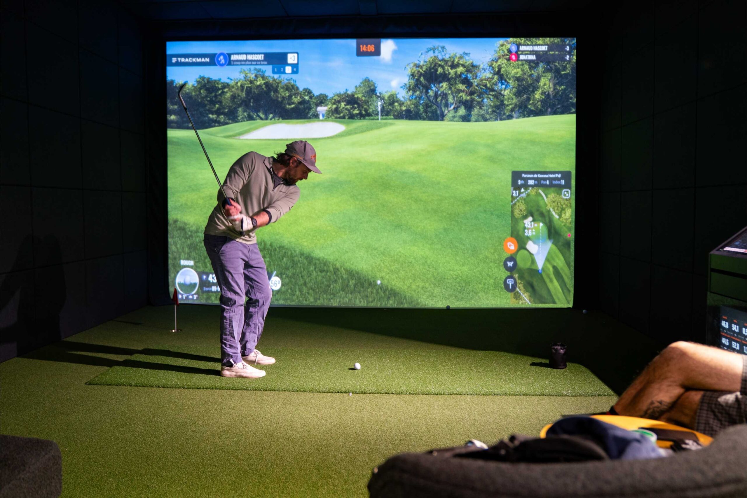 Participant jouant sur un simulateur de golf à Chamonix