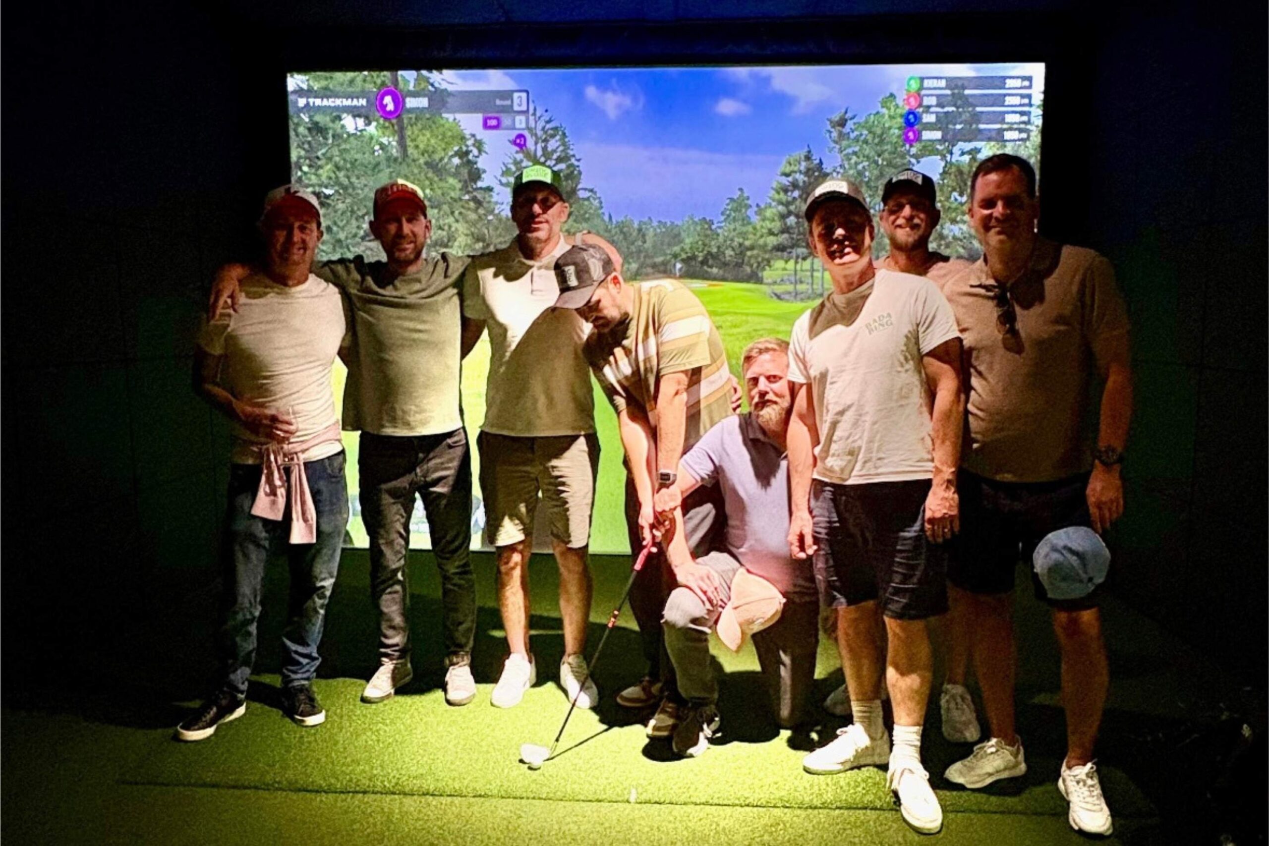 Groupe participant à une activité de golf indoor à Swing House Chamonix