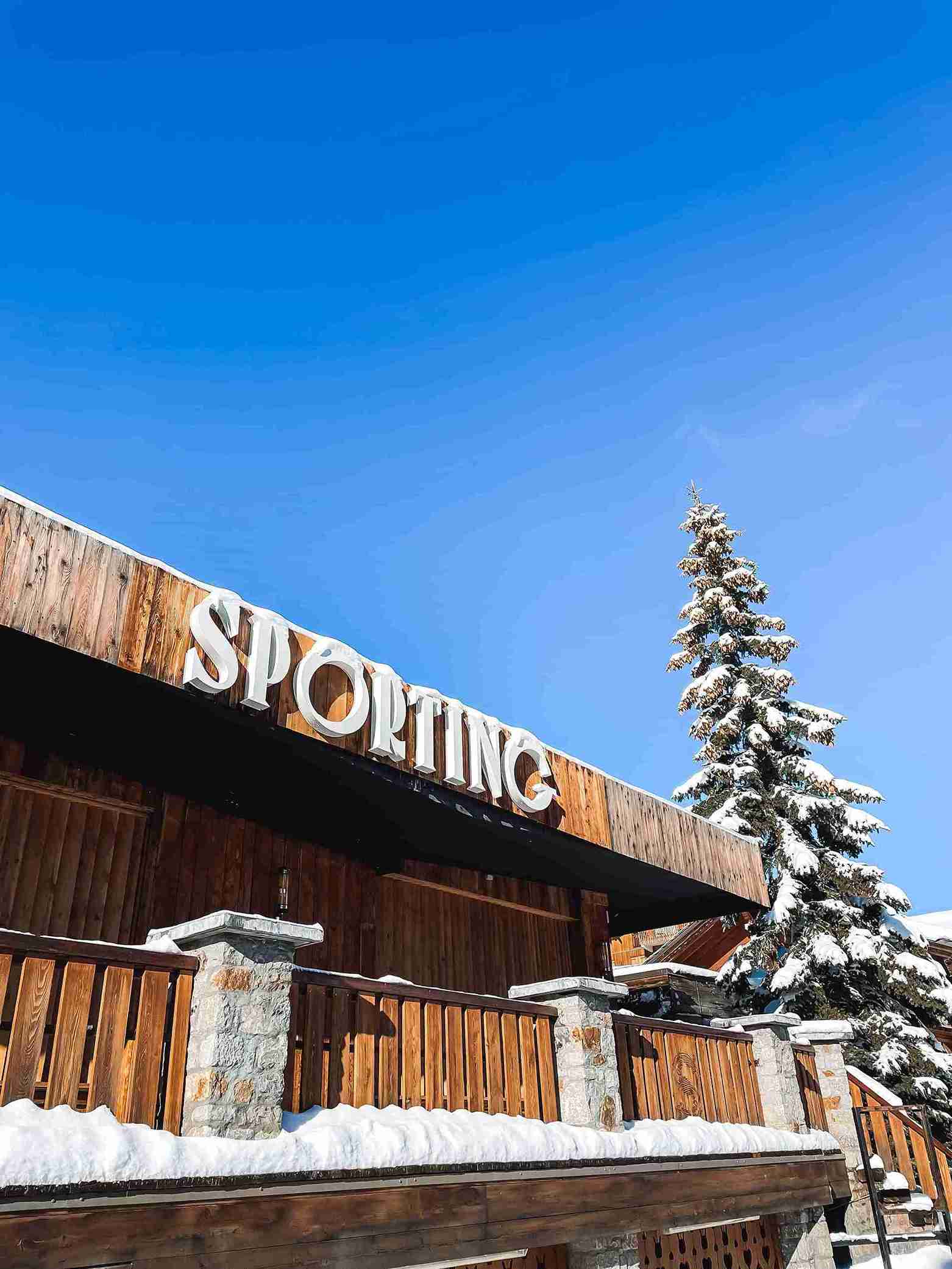 Façade enneigée du Sporting en montagne