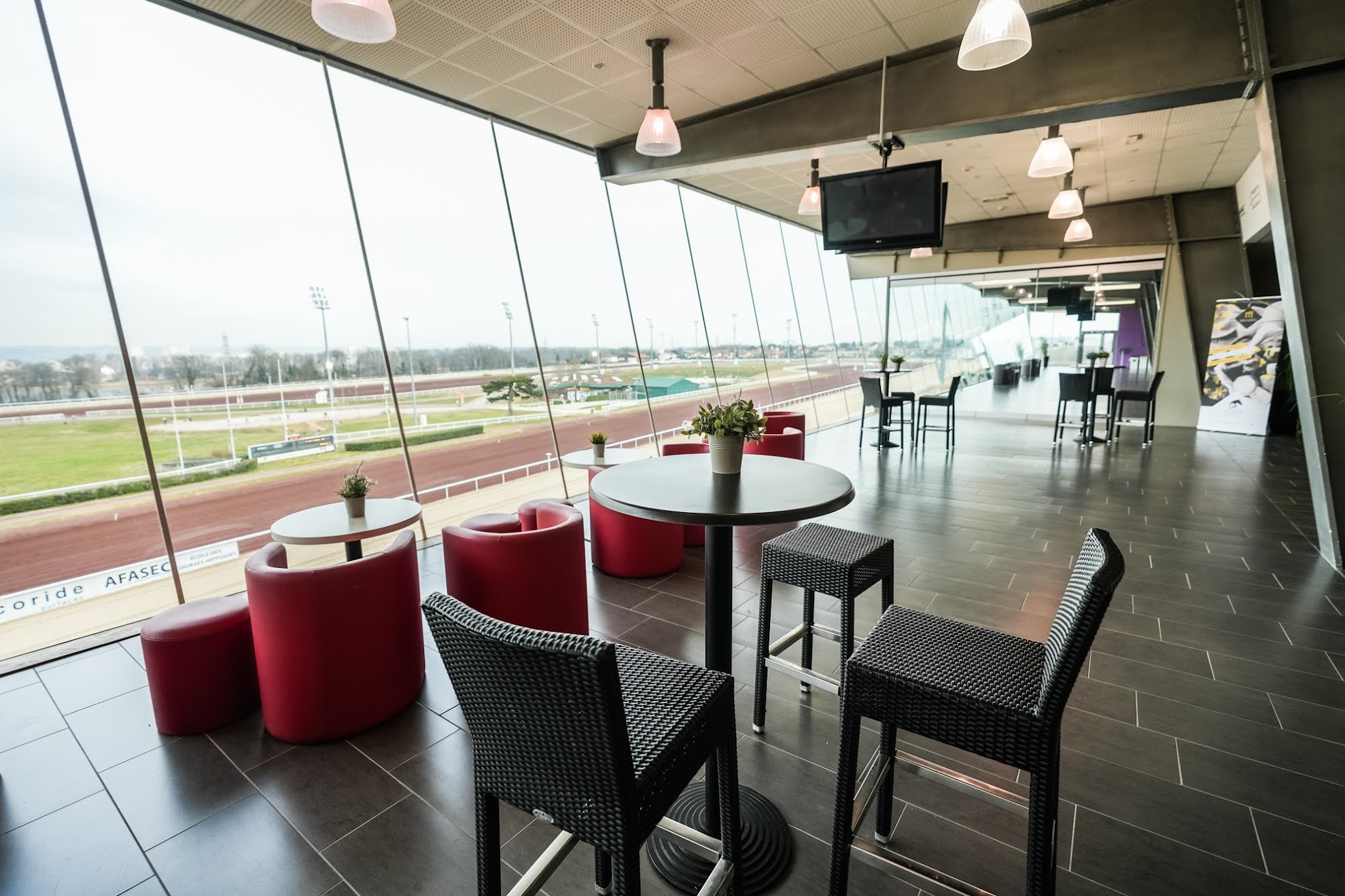 Salon avec vue sur la piste – Hippodrome Carré de Soie