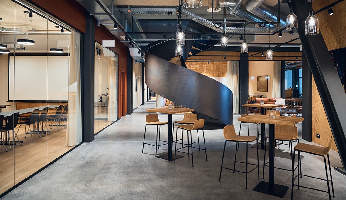 Foyer design avec escalier moderne chez Westhive Zurich