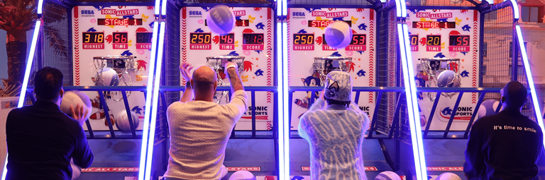 Deux participants à un jeu de basket arcade – La Tête dans les Nuages Lyon