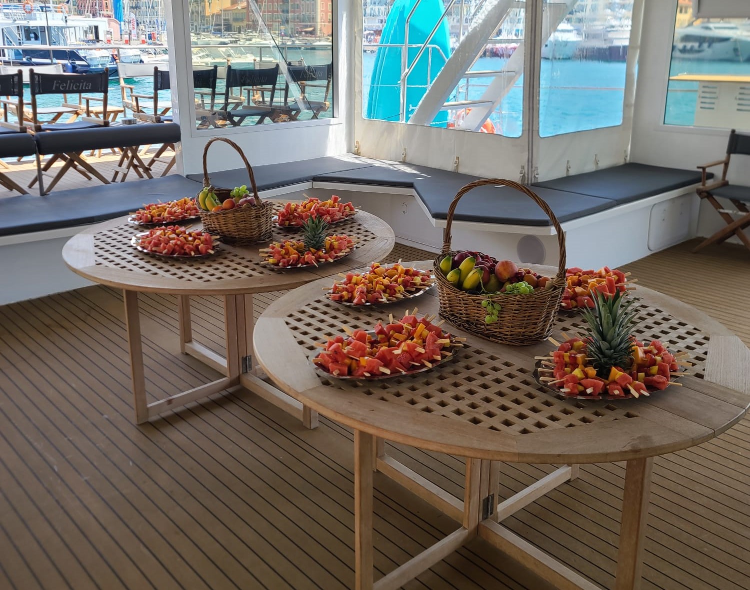 dégustation de fruits dans une sortie en mer avec Amc Cape Grace