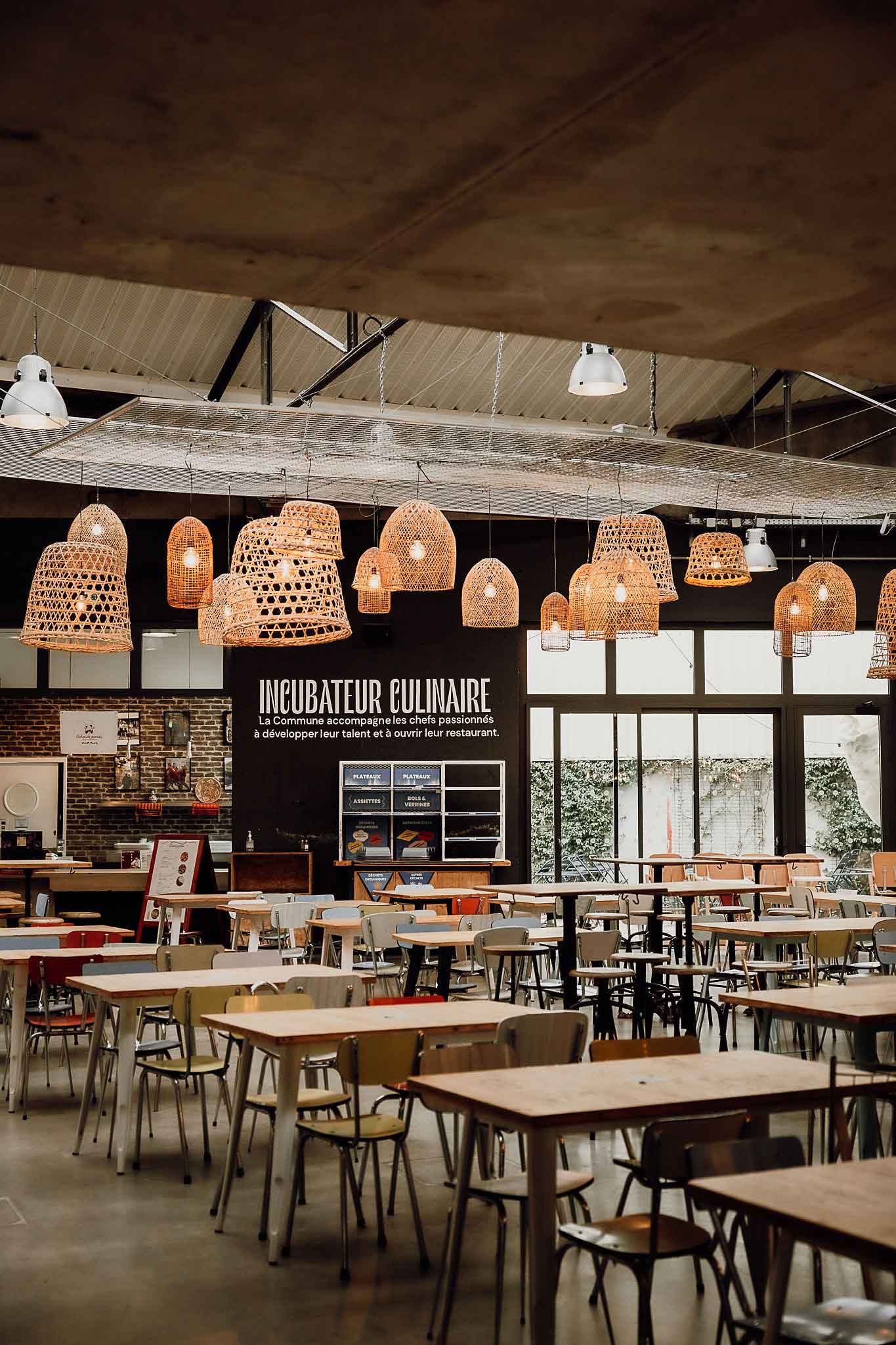 Salle de restauration moderne à La Commune à Lyon avec décoration design et ambiance chaleureuse.