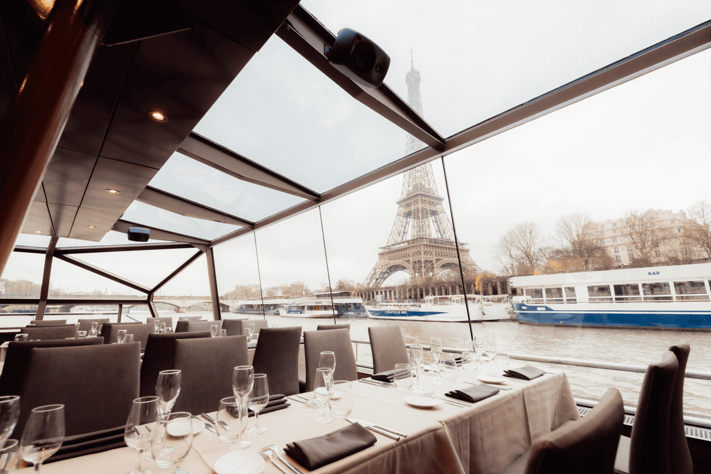 salle de dîner bateau mouche avec vue sur la Tour Eiffel