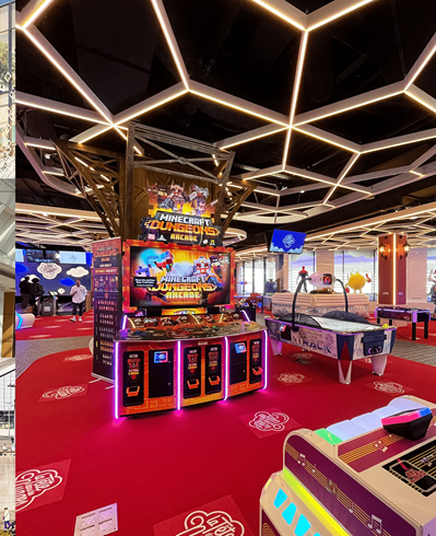 Salle de jeux avec bornes d’arcade modernes – La Tête dans les Nuages