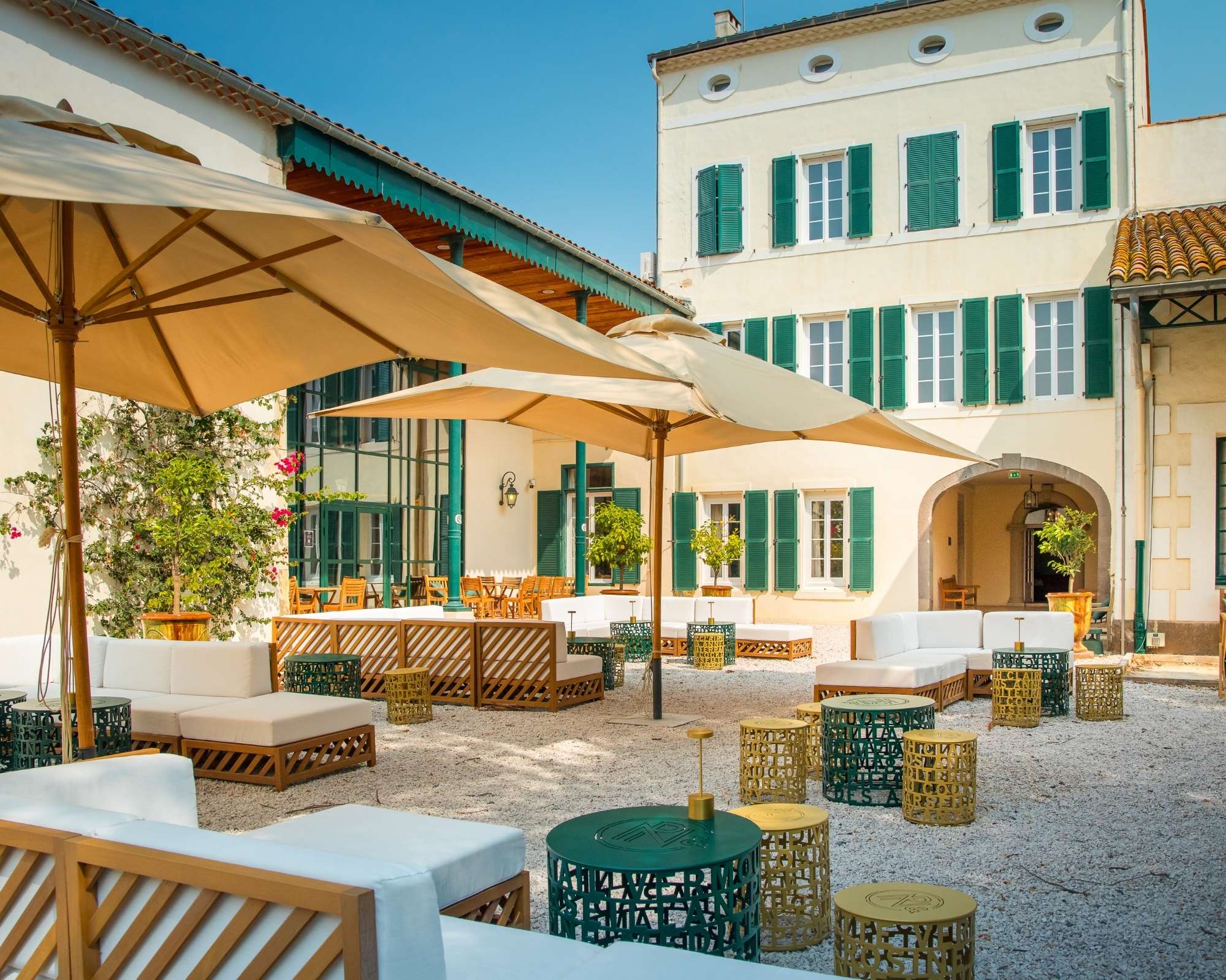 Maison Noilly Prat – Terrasse méditerranéenne La Cour Languedocienne