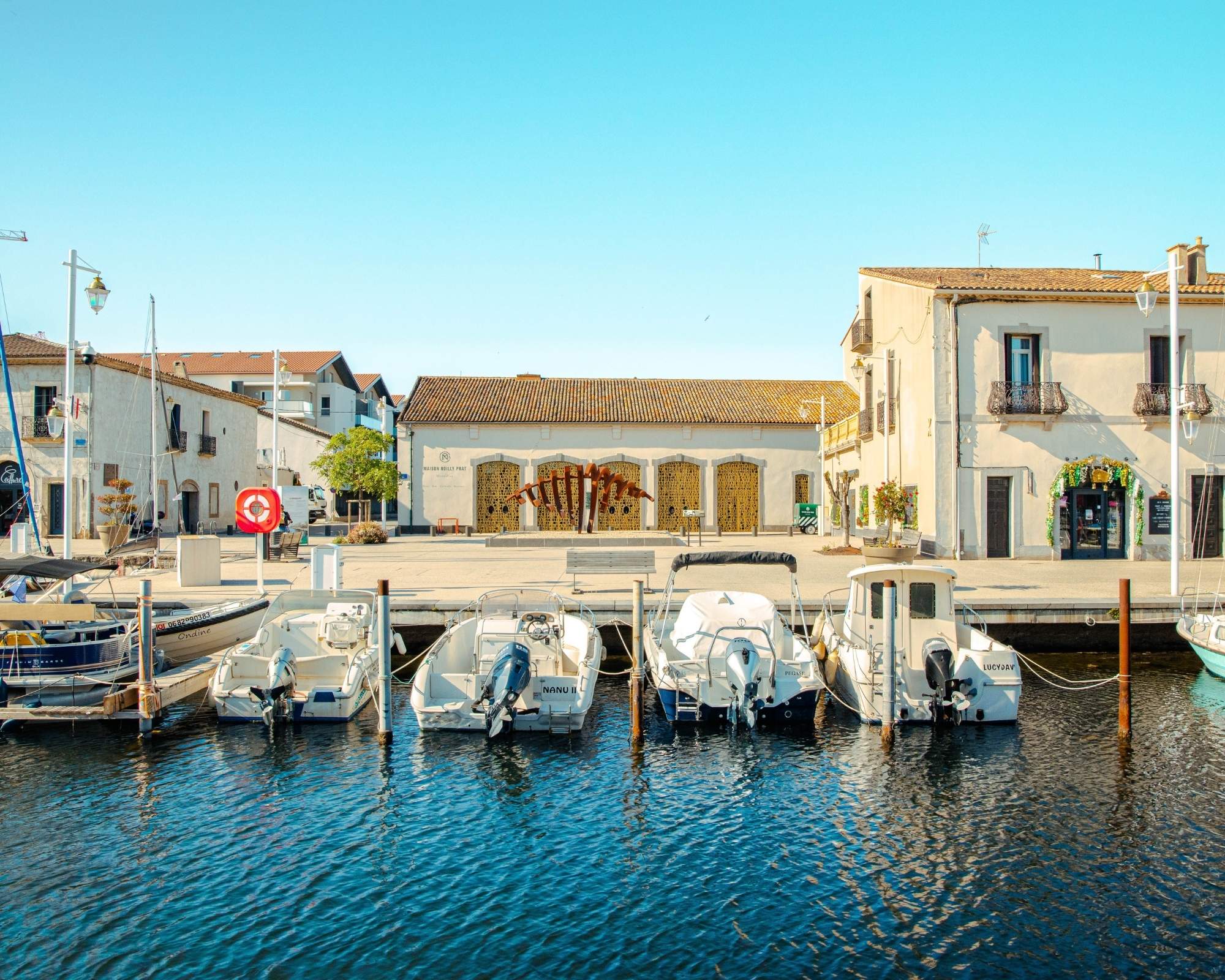Vue sur la Maison Noilly Prat au bord du port de Marseillan