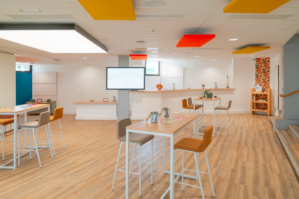 Salle aux ambiances variées.