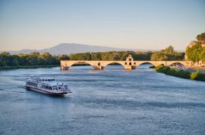 Croisière historique passant devant le pont d’Avignon à bord d’un des Grands Bateaux de Provence.
