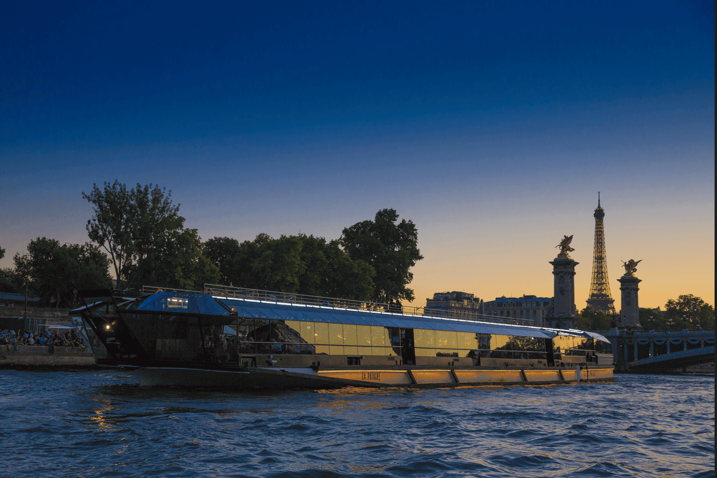 bateau mouche naviguant sur la Seine à Paris