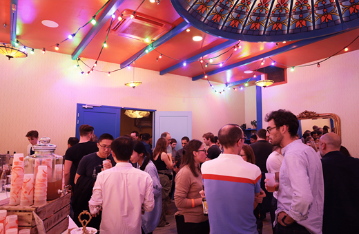 Cocktail networking dans une salle privatisée – La Tête dans les Nuages