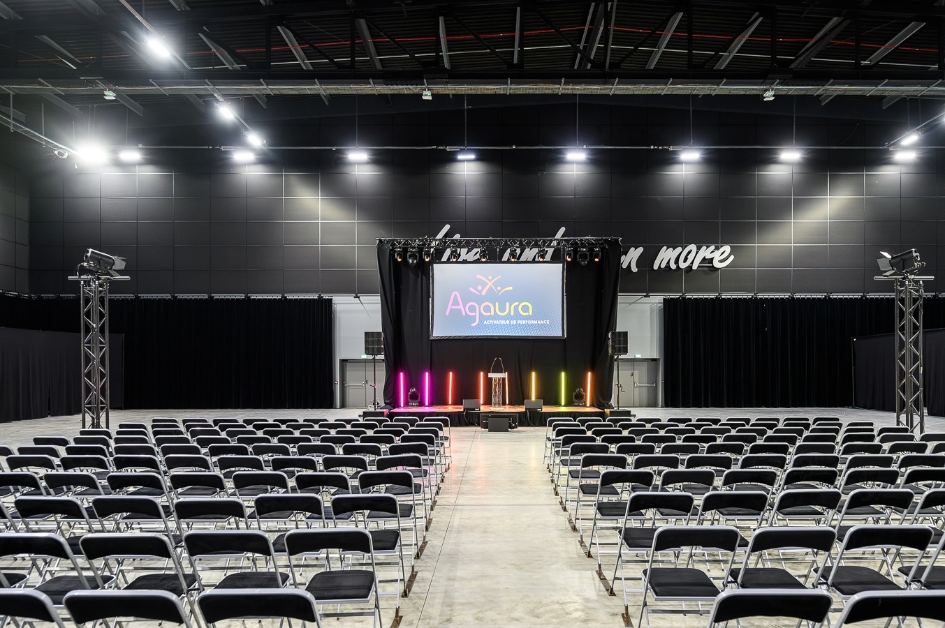 Salle plénière prête pour une réunion à la LDLC Arena