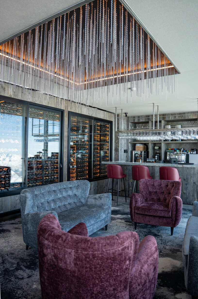 Espace lounge avec fauteuils design au Caron 3200 Val Thorens