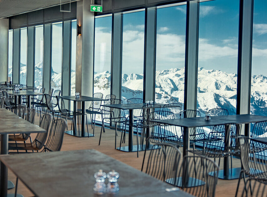 Salle de restaurant panoramique avec vue sur les Alpes au Caron 3200