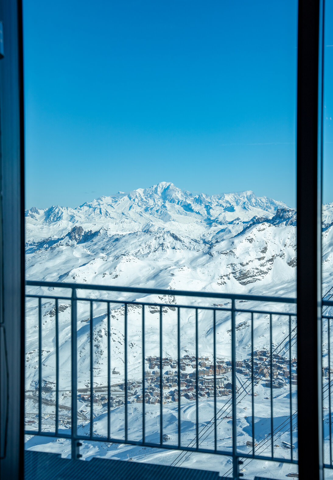Vue sur les montagnes enneigées depuis la terrasse du Caron 3200 à Val Thorens