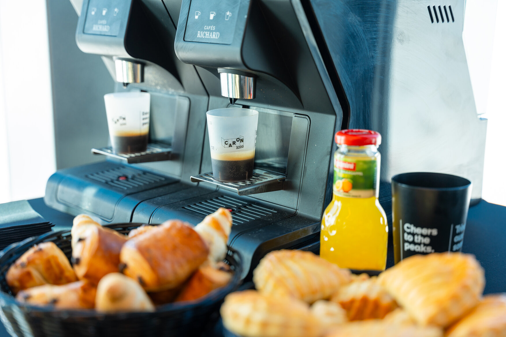 Petit-déjeuner avec café, jus d’orange et viennoiseries au Caron 3200 Val Thorens