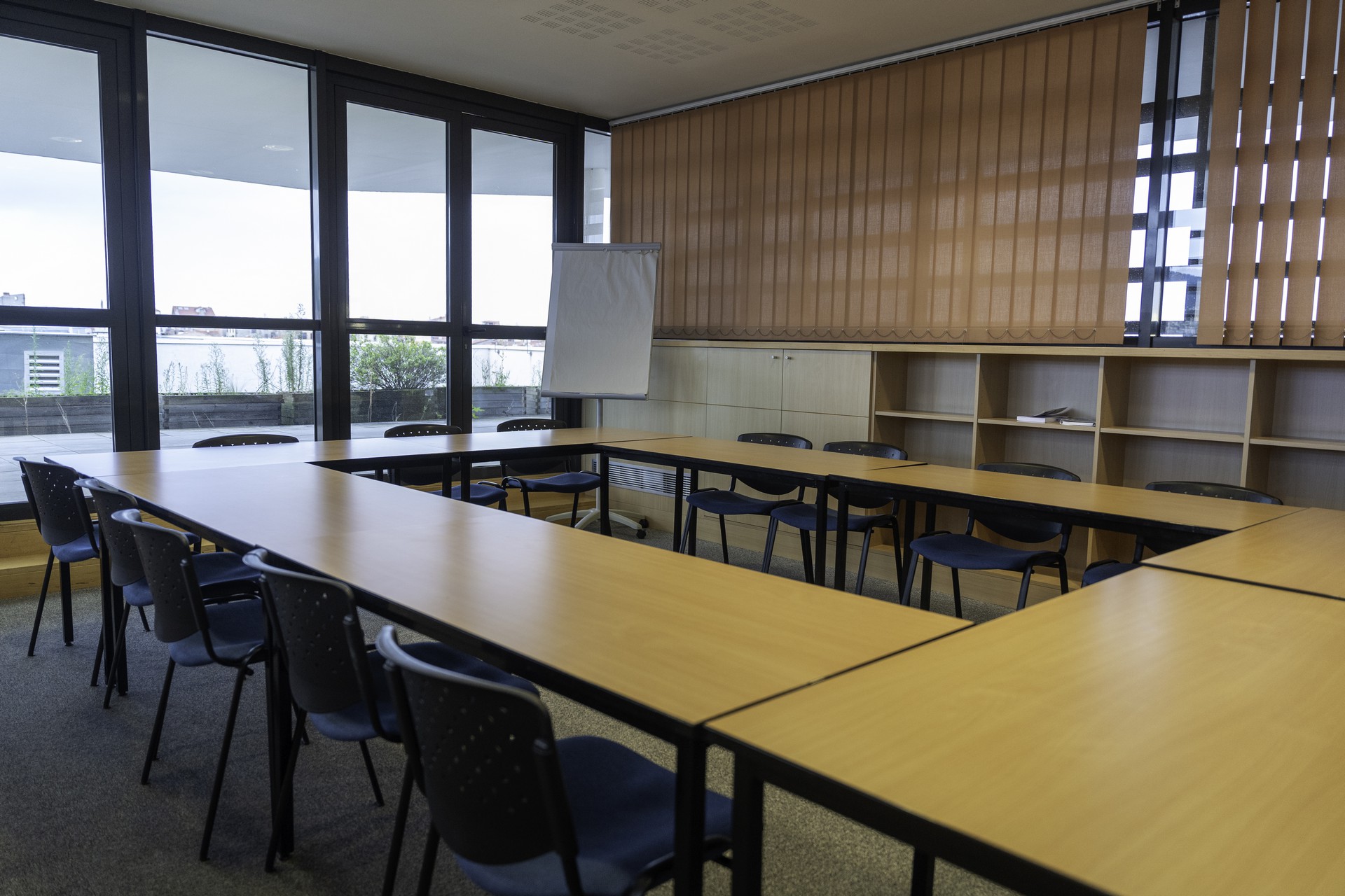 Salle de réunion avec lumière naturelle au Centre diocésain de Pastorale de Clermont