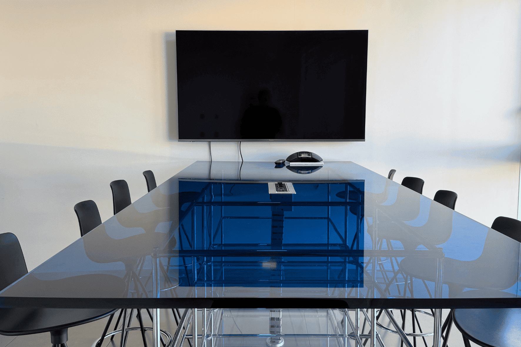 Salle de réunion du Belvédère avec écran et mobilier moderne