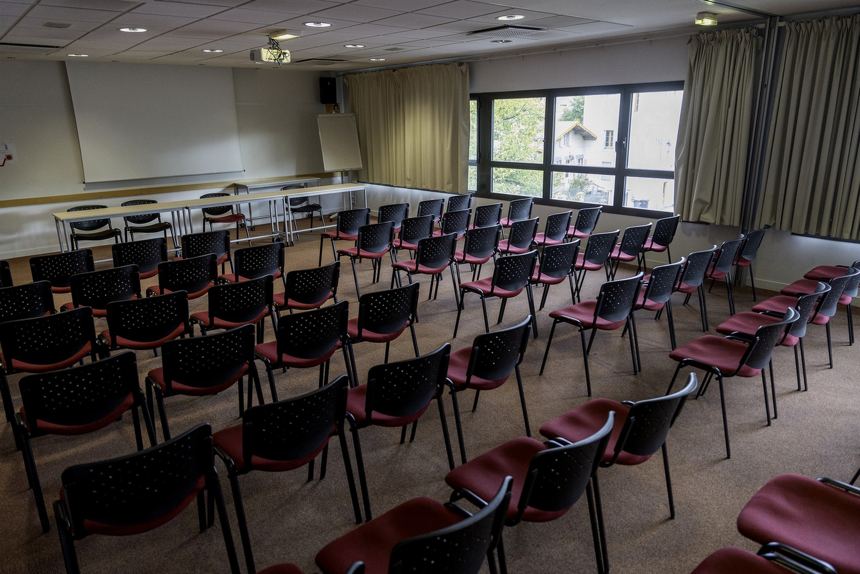 Salle de conférence aménagée en configuration théâtre à Clermont-Ferrand