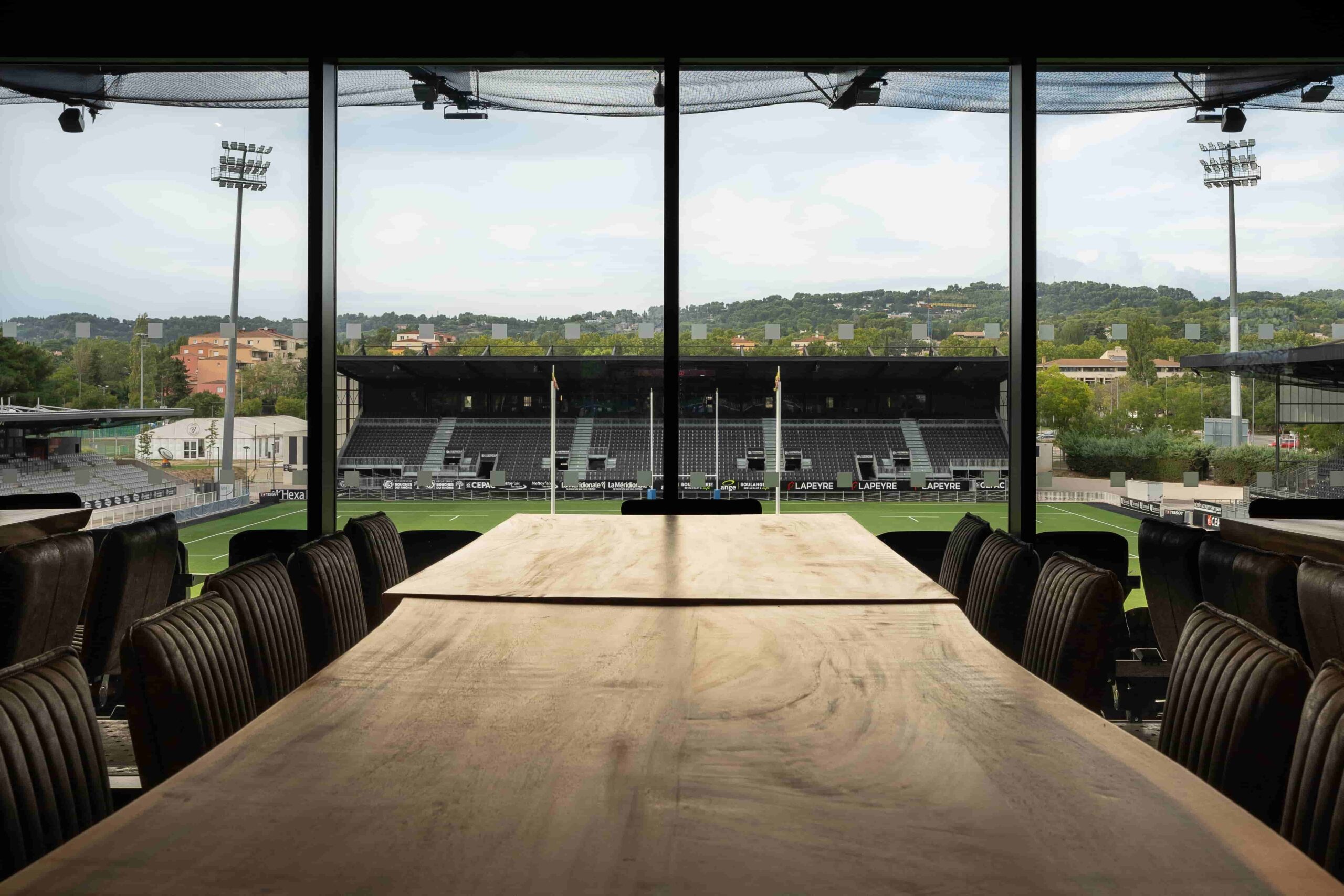 Provence Rugby – salle avec vue sur le stade