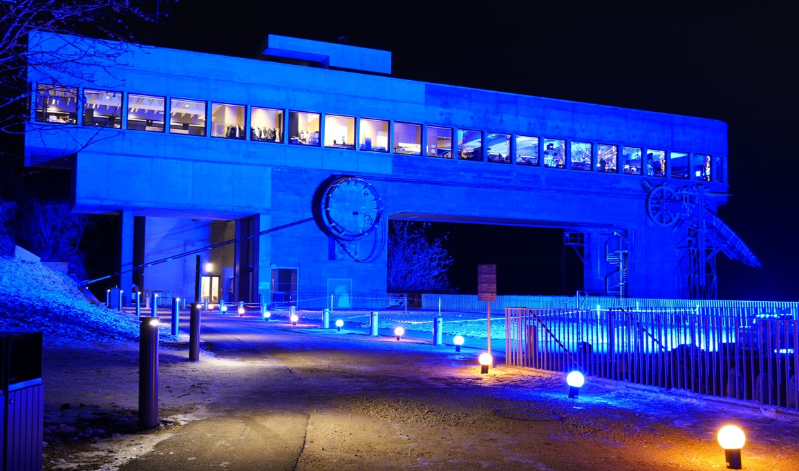 Façade éclairée de nuit – Les Panoramiques du Salève