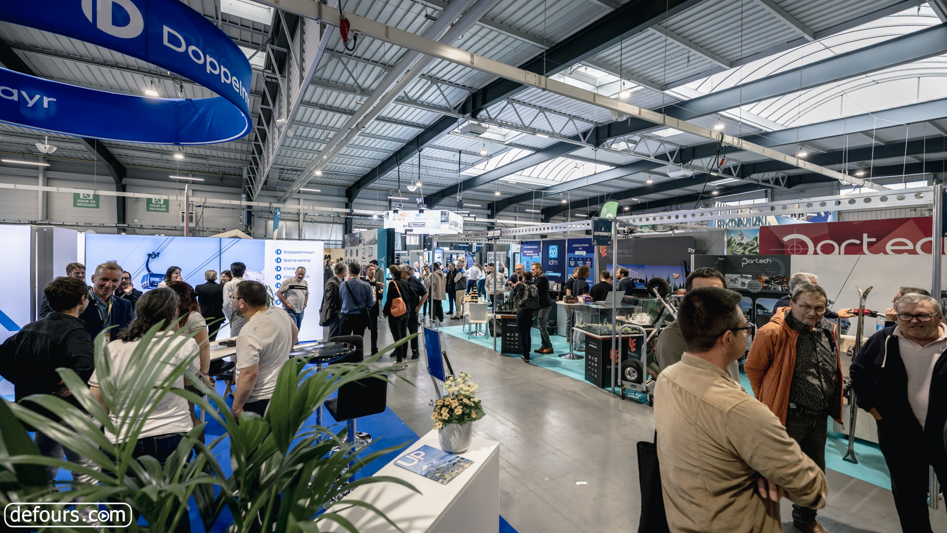 Exposants et visiteurs lors d'un salon à Savoiexpo