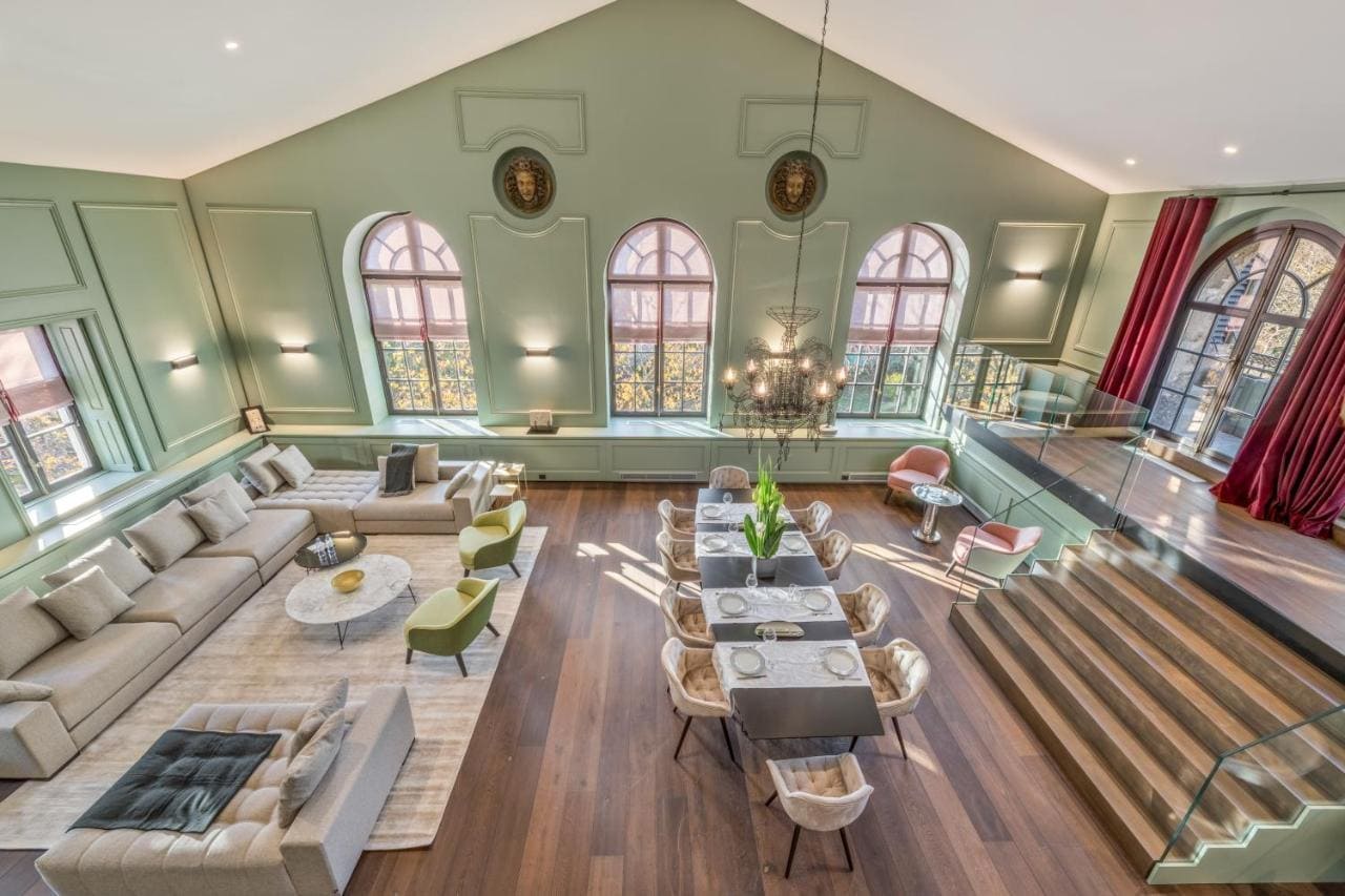 Loft élégant avec espaces salon et salle à manger